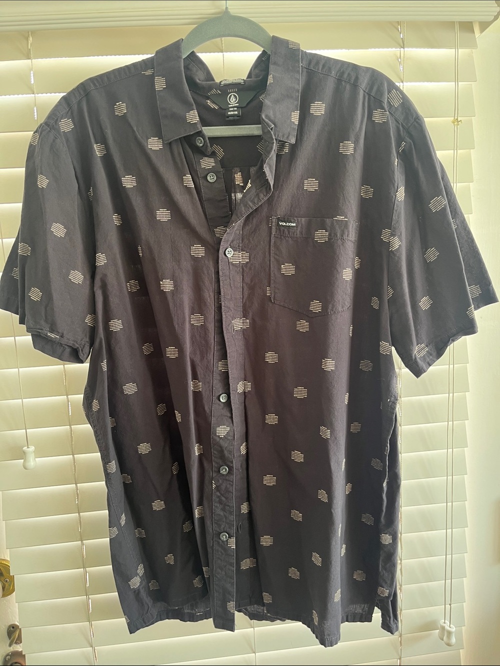 Volcom Men’s Black Short-Sleeve Button-Up Shirt with Light Geo Print